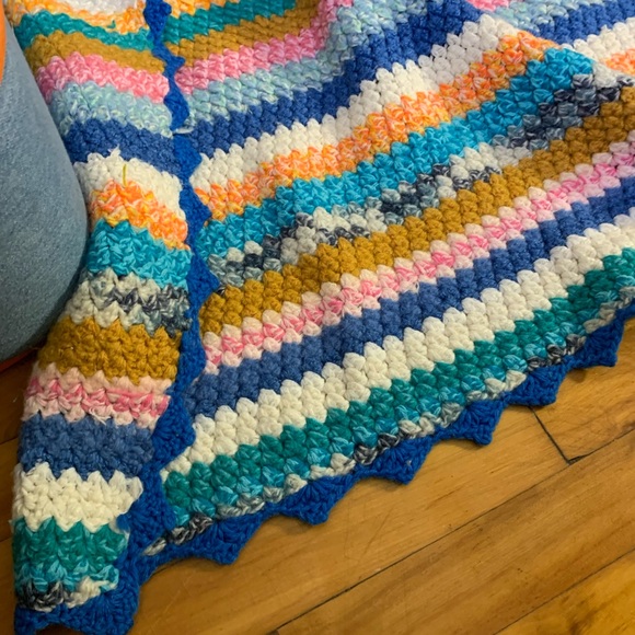 Vintage hand made crochet king size bed cover - Picture 3 of 11